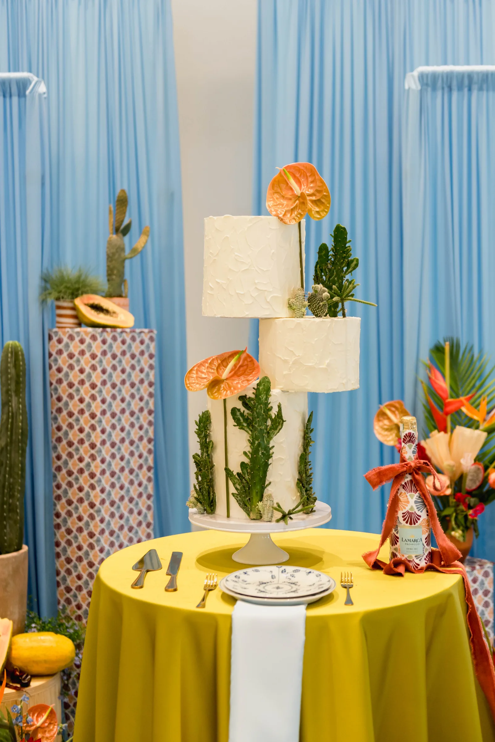 Bolo contemporâneo com cactos e flores tropicais