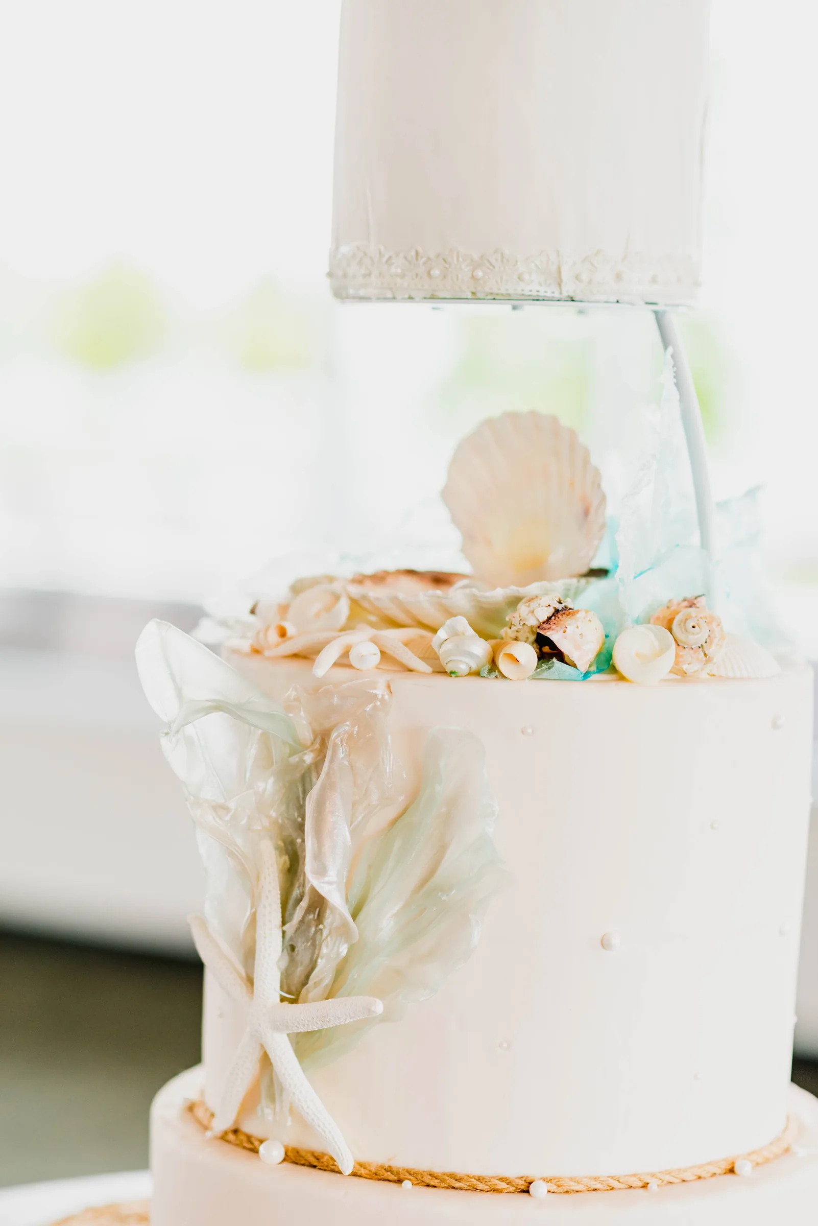 Detalhe de bolo de casamento com decoração marinha