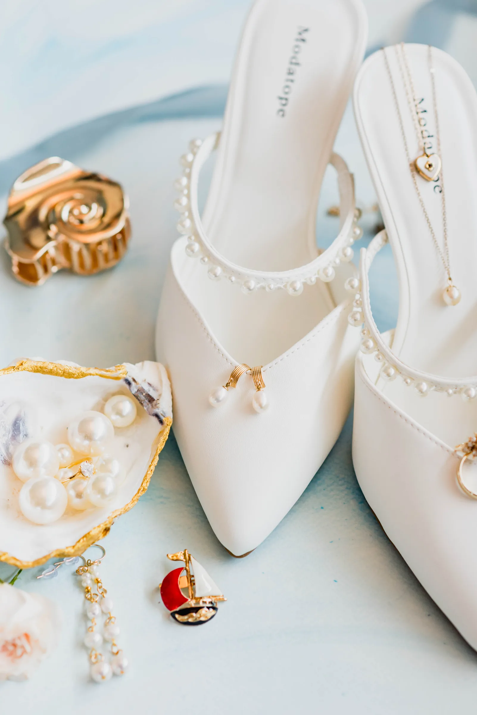 Sapatos e acessórios da noiva em tons claros