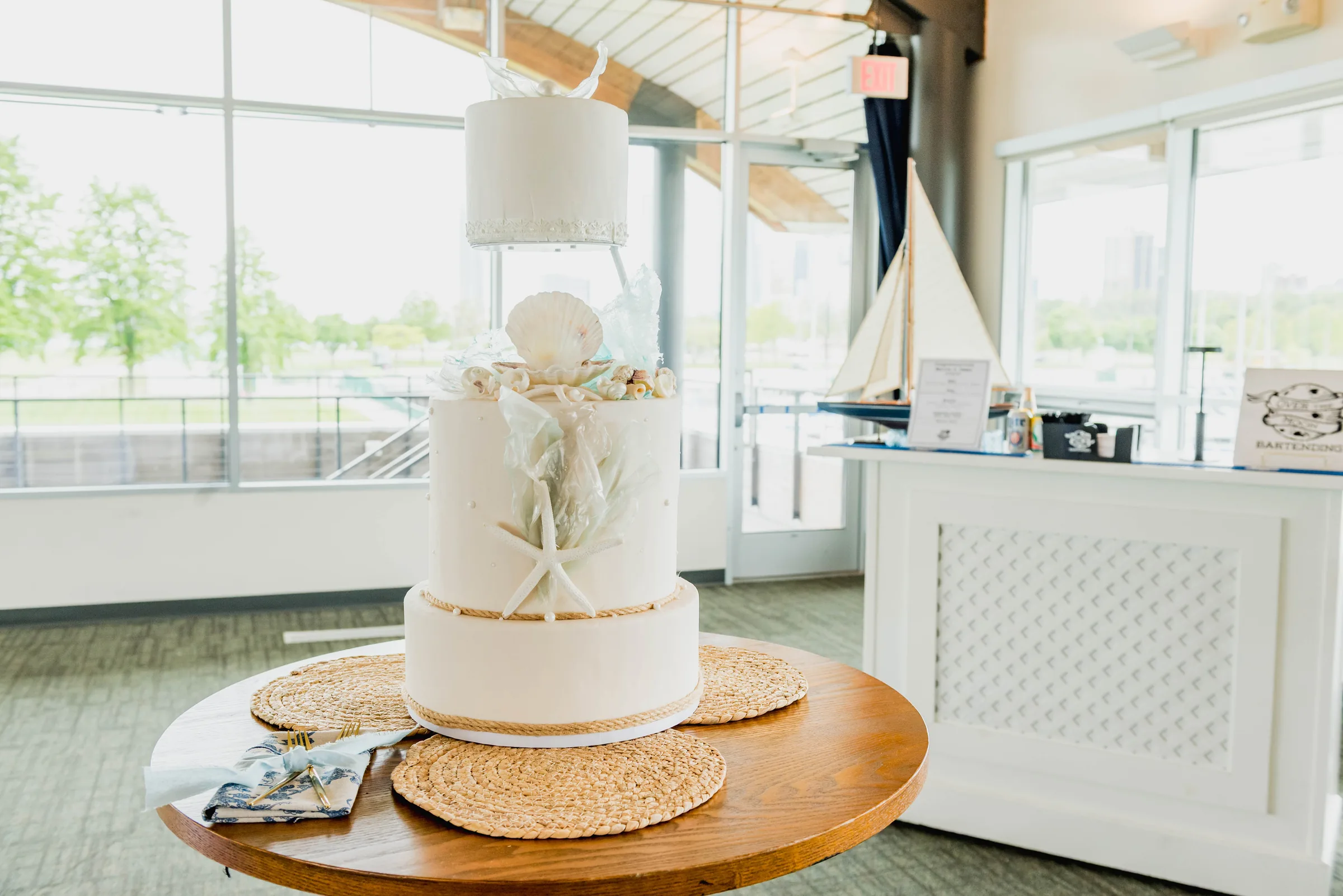 Bolo de casamento com decoração marinha no salão