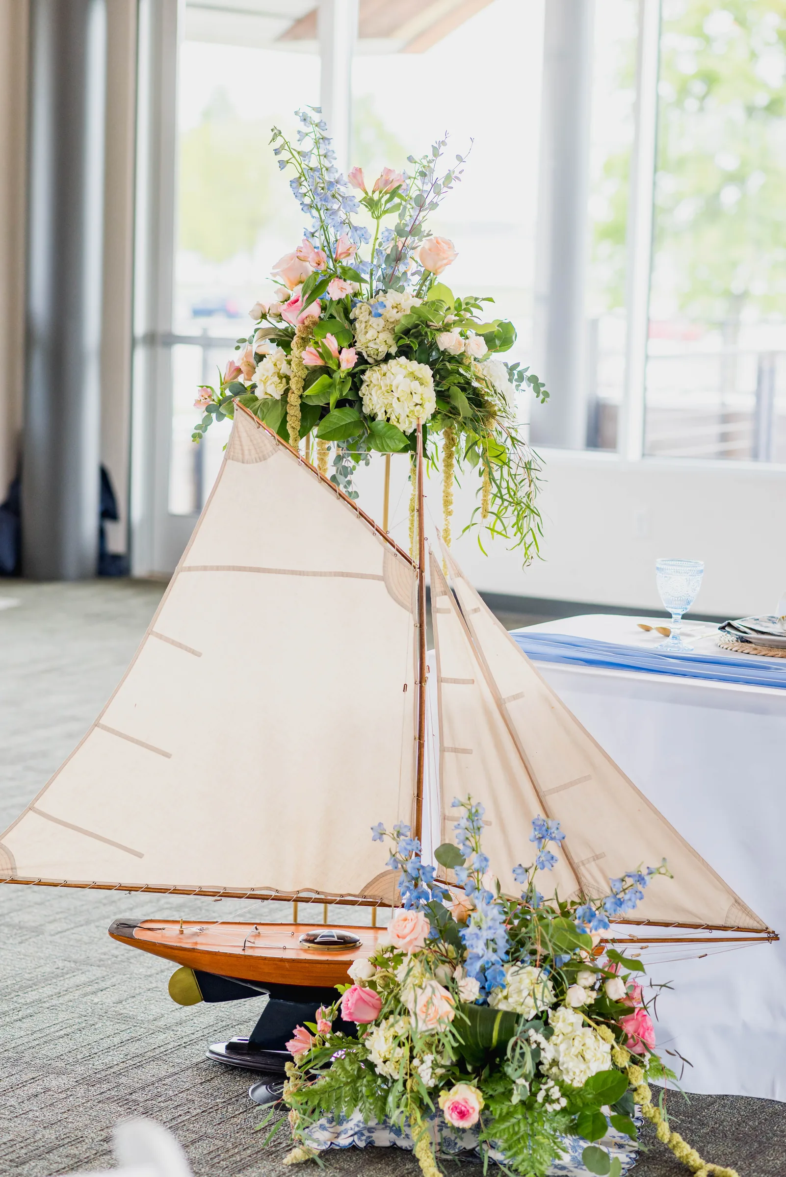 Decoração floral e barco em celebração à beira d'água