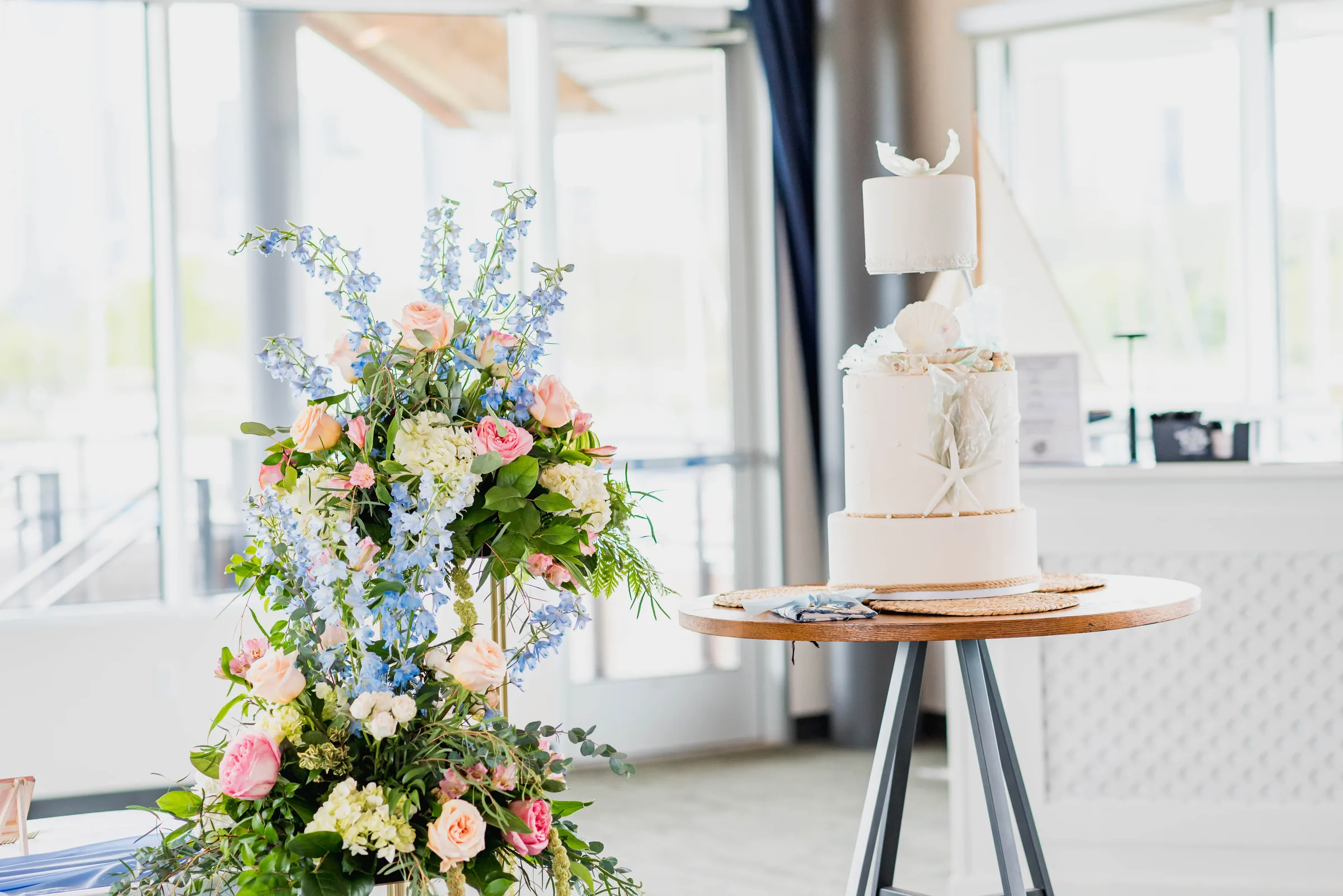 Mesa de casamento com flores e bolo de três andares